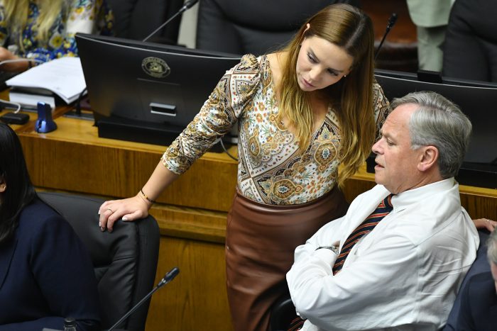 A_UNO_1728367-700×467