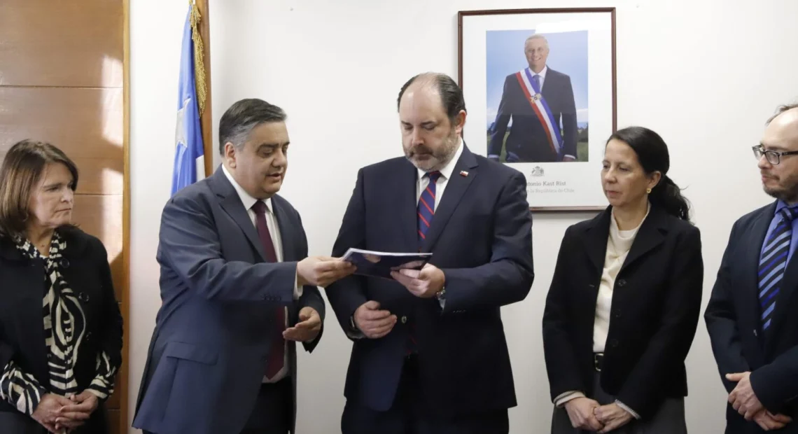 MINISTRO-INFORME-LABORAL-12-2048×1365-1-1140×620.jpg